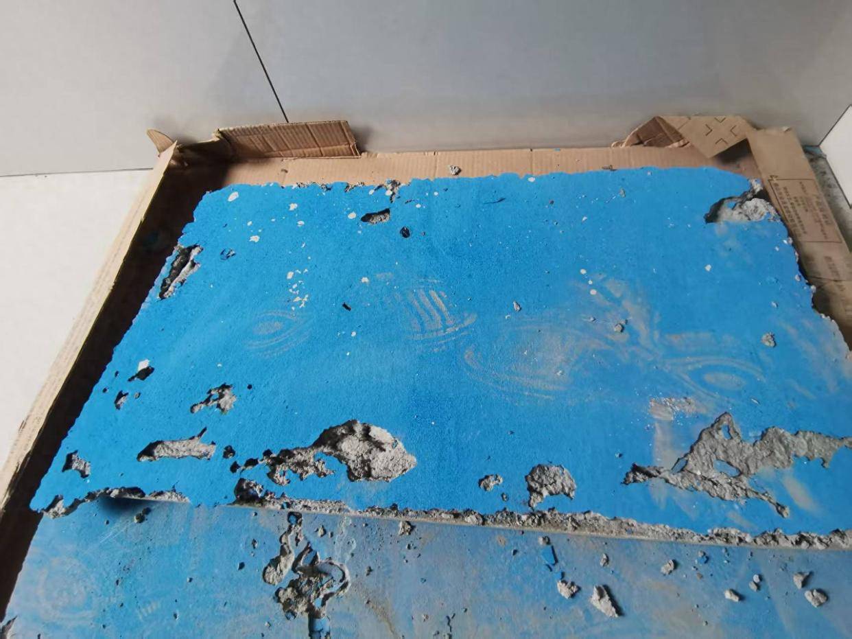 業(yè)主稱墻磚空鼓疑防水層脫離所致，防水材料銷售方：天氣太熱墻體干燥所致，已安排重新施工:防水材料